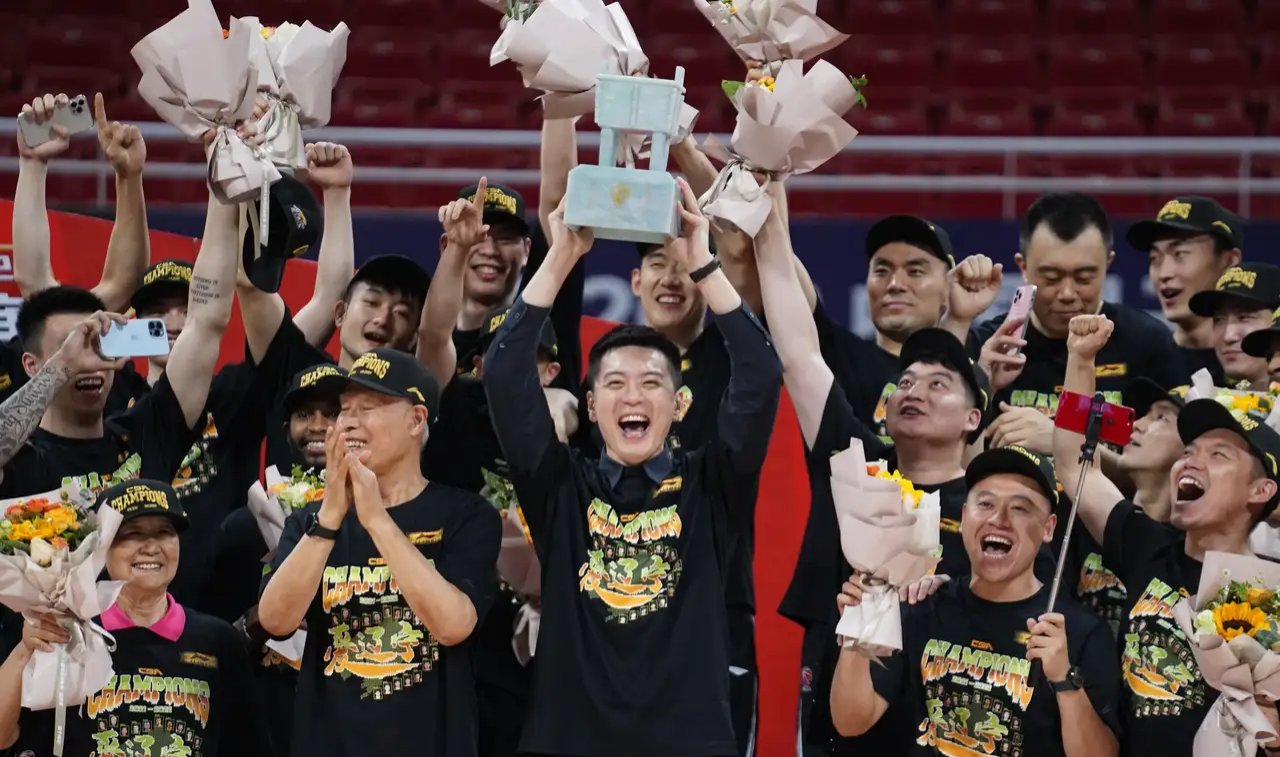 lol中国总决赛-集结日CBA常规赛传出新动向，浙江稠州复出首秀，管理层表态——信心回归，资深球员宣示担当的简单介绍